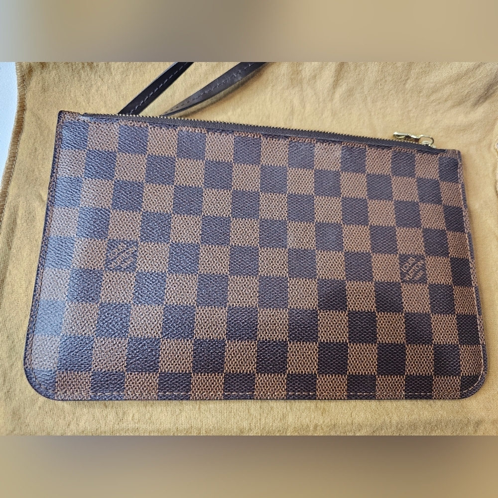 LOUIS VUITTON Damier Ebene Neverfull Pouch with dust bag included.
